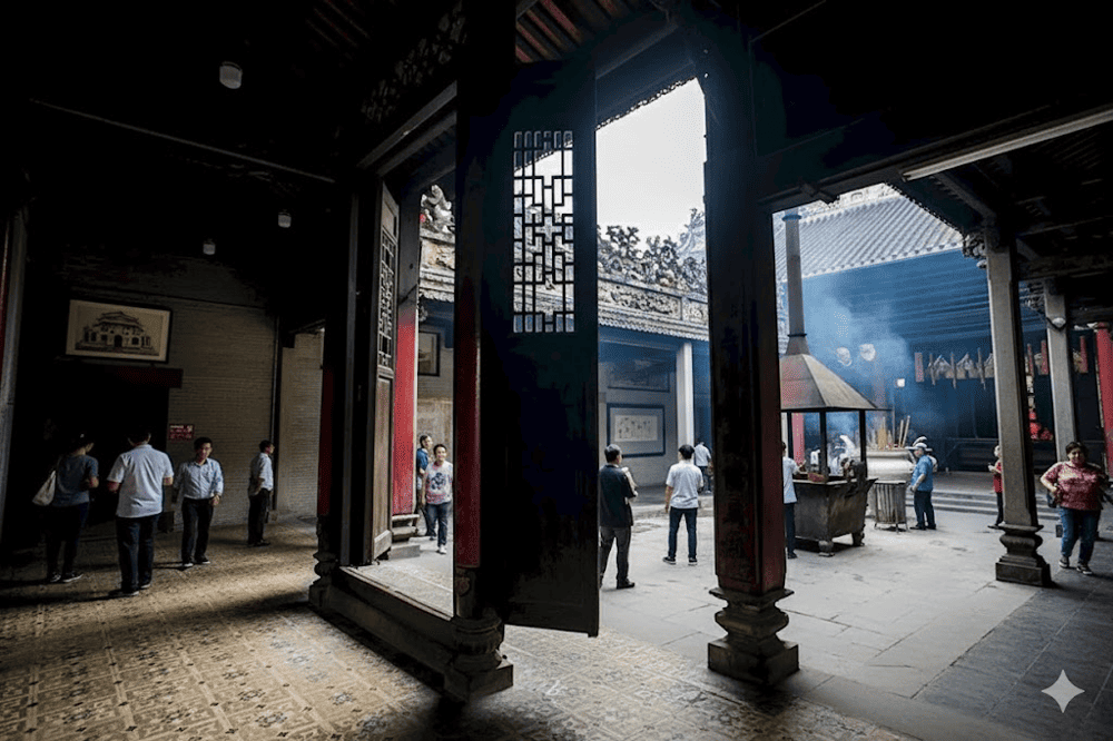 Giữa các điện thờ là khoảng giếng trời nhỏ giúp lấy ánh sáng tự nhiên và lưu thông khí cho toàn bộ công trình